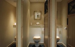 Bị đạn bắn khi đi toilet