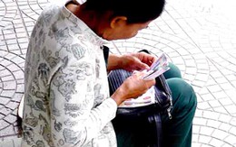 Băng cướp giật vé số 