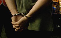 Rượu say mang quần lót... đi dạo