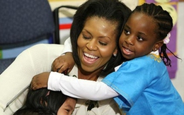 Những cái ôm nồng nhiệt của Michelle Obama