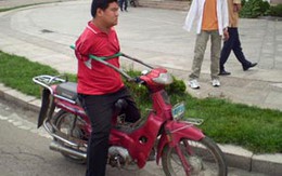 Cụt 2 tay vẫn đi xe máy