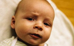 Bé 20 tháng tuổi rơi qua cửa sổ vẫn vô sự