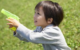 Bé 4 tuổi bắn nhầm em gái 2 tuổi