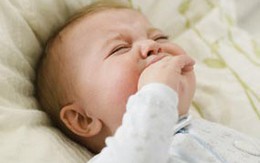 Không nên chườm đá khi trẻ bị sốt