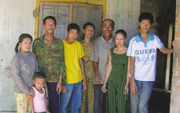6 người trông vào 1 đôi mắt