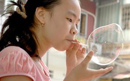 Hiểm họa từ keo, bọt thổi bong bóng 