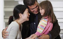 Phút đoàn tụ cảm động của hai nữ phóng viên Mỹ