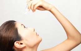 Cách tra thuốc nhỏ mắt đúng cách