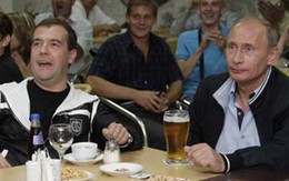 Medvedev và Putin xem bóng đá trong quán cà phê