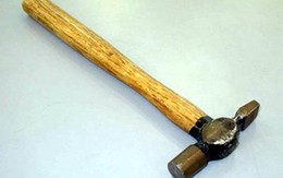 Tức giận em gái, đập vỡ 3 bát hương