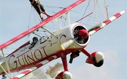 Bé 8 tuổi đứng trên cánh máy bay