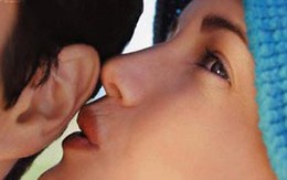 Cắn đứt tai tình địch