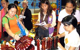 Bán hàng khuyến mãi rầm rộ ở Sài Gòn
