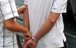 Hiếp dâm cụ bà, lăn ra ngủ, bị bắt