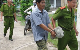 Cưỡng bức vợ giữa đám đông