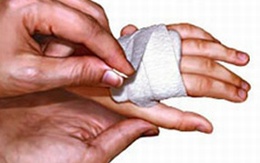 Hắt xăng vào bạn rồi phóng hỏa