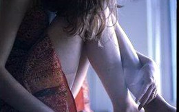 Lột quần áo bạn gái, cướp tài sản