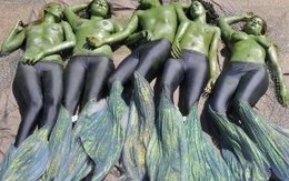 "Mỹ nhân ngư" khỏa thân biểu tình trên phố
