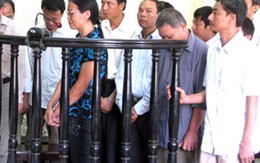 Vụ đưa hơn 200 trẻ ra nước ngoài: Giơ cao đánh khẽ