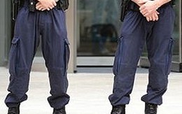 Cảnh sát khỏa thân trên phố 