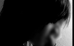 Vào nhà mẹ nuôi, hiếp dâm bé gái