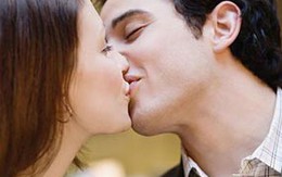 Bị bắt vì cắn lưỡi người yêu