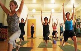 Tập yoga giúp giảm còng lưng