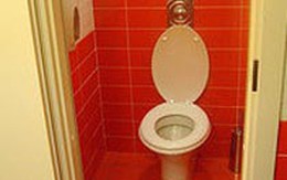 Bị kẹt tay trong toilet vì moi tiền