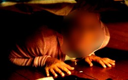 Trốn gầm giường để rình ăn trộm
