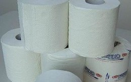 Mang giấy vệ sinh đi học để tiết kiệm tiền
