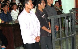 Gia đình cháu bé bị thiêu cháy kháng cáo
