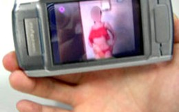 Mang "khoe" phim sex tự quay: Bị phạt tù và tiền