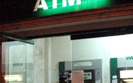 Bị "ngậm" thẻ, đập luôn máy ATM