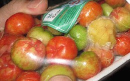Hoa quả bọc trong túi nilon: Đẹp nhưng độc hại