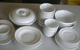 Dùng bát đĩa màu trắng để... tránh nhiễm độc chì