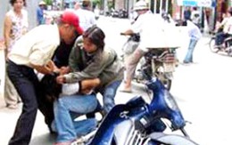 Thò tay vào ô tô giật dây chuyền