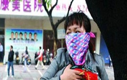 Giải cứu thiếu nữ trèo cột điện vì ngực bị biến dạng