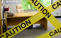 Xác chết nằm suốt 2 năm trên nóc đồn cảnh sát