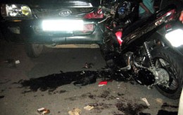 Đâm nhau, bị xe bán tải kéo lê 50 mét