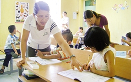 Nước mắt trẻ có H trong trường học: Nhọc nhằn đến trường