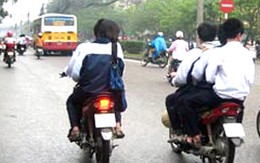 Chống học sinh phổ thông đi xe máy: "Tắc" đâu vận động đấy!