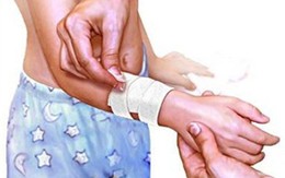 Tự đâm mình để không phải làm việc