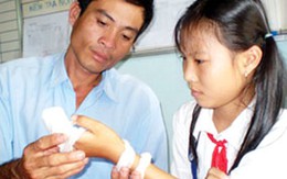 Khởi tố người cậu chặt 3 ngón tay của cháu gái