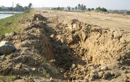 Khai thác cát trái phép: Đê bị phá, dân cơ cực vì bụi