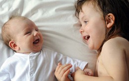 Cô bé 3 tuổi cắn chết em gái mới sinh