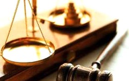 Bị cáo lao đầu vào chủ tọa 