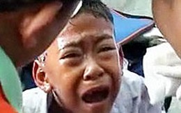 Giải cứu bé 8 tuổi bị kẹt đầu dưới tường