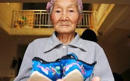 Cụ bà 90 tuổi "chênh vênh" trên đôi chân tý hon
