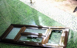 Đập kính, phá cửa, cướp tài sản giữa đêm khuya 
