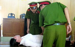 "Lăn đùng" ngất xỉu khi toà tuyên án